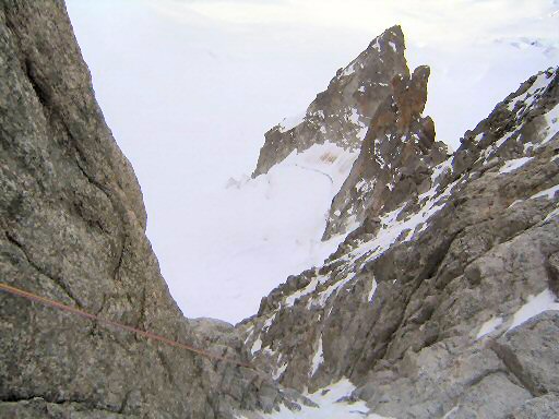 Goulotte Lafaille (18).jpg - En rappel dans la dernire longueur. Avec la pyramide du Tacul  droite.